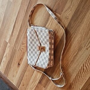 Grey and white checkered shoulder purse